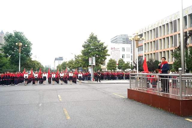 遂平五中开展主题升旗仪式暨2023一年级首批新队员入队仪式