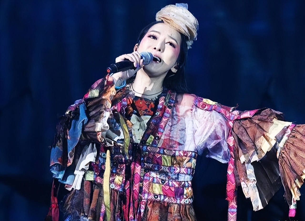 从电音到梵音歌手,她因"萨顶顶"爆红,但"周鹏"才是梦的根本