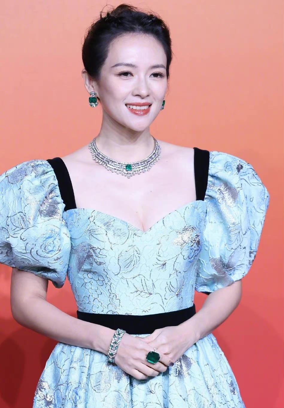 宝格丽红毯女星有多拼舒淇吸气穿贴肚裙赵露思挑战超低领