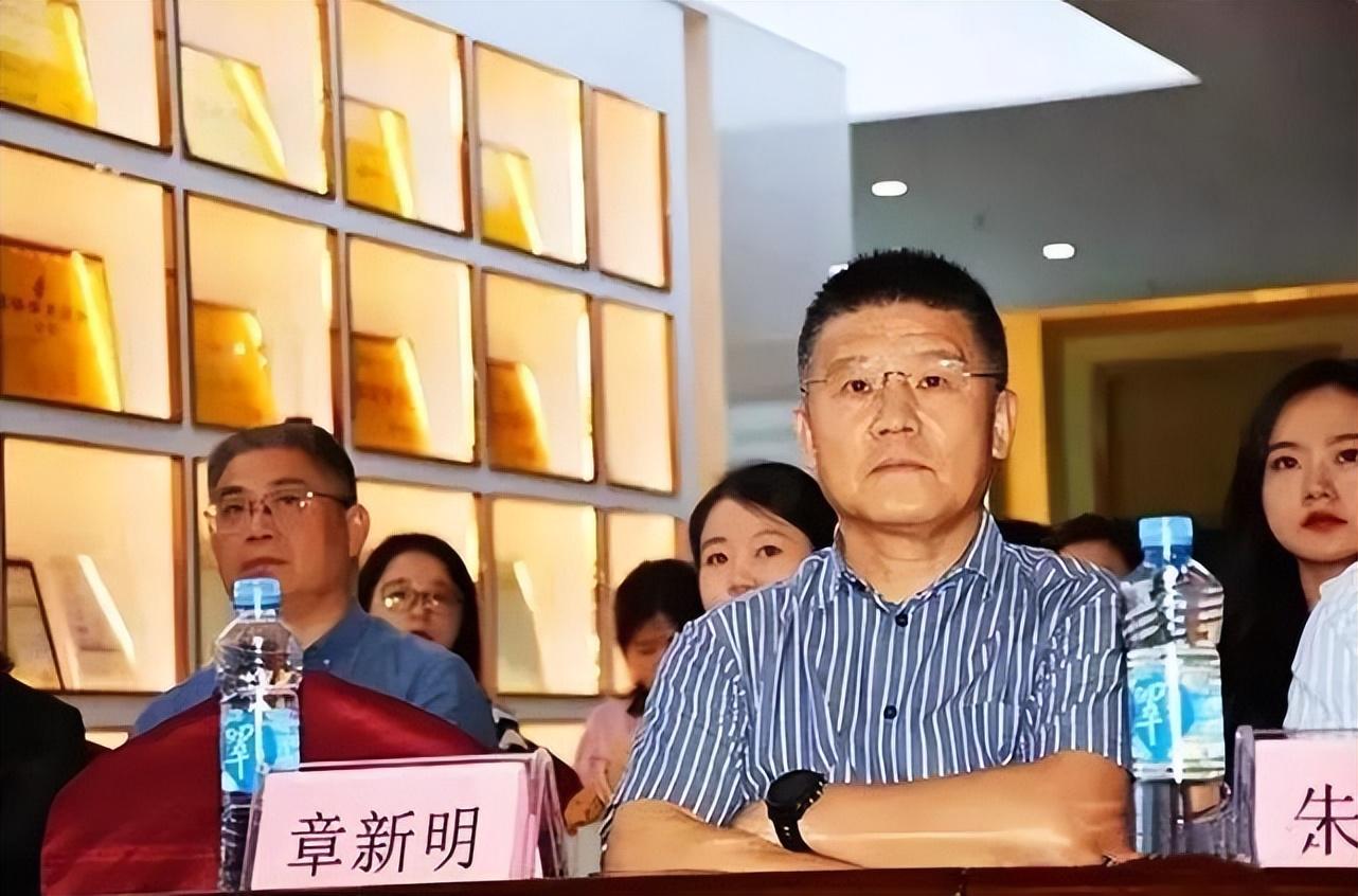 回顾南昌"地头蛇"章新明,夜总会起家,34岁成亿万富豪,57岁被捅死