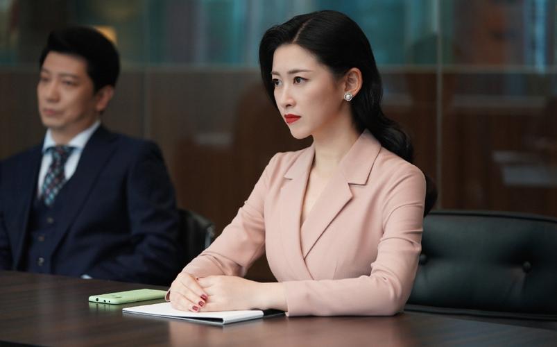 回顾豪横情史朱珠前任个个都是人物37岁选择嫁给普通人