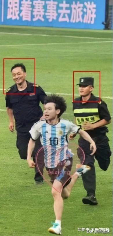 小夥子真勇猛衝進球場抱梅西,隨後被抬走,梅西表情亮了