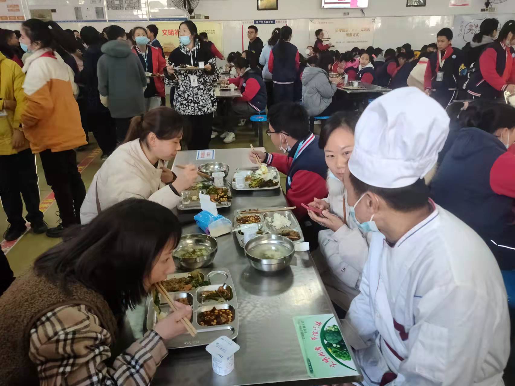 为尊重少数民族民风民俗,湖北省襄阳市实验中学食堂开设回民窗口