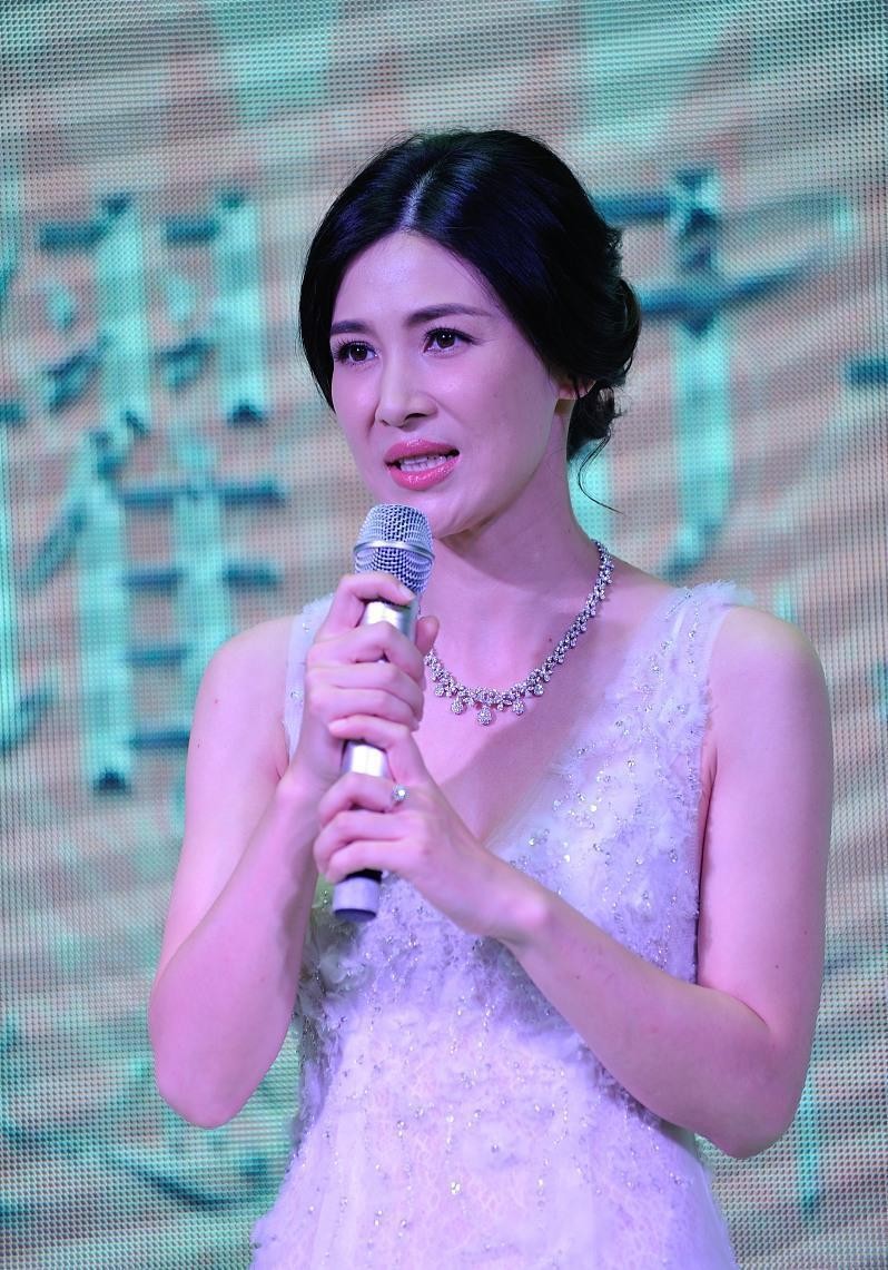 童蕾挺有女人味的,白裙上面镶亮钻好吸睛,清纯感与成熟感并存