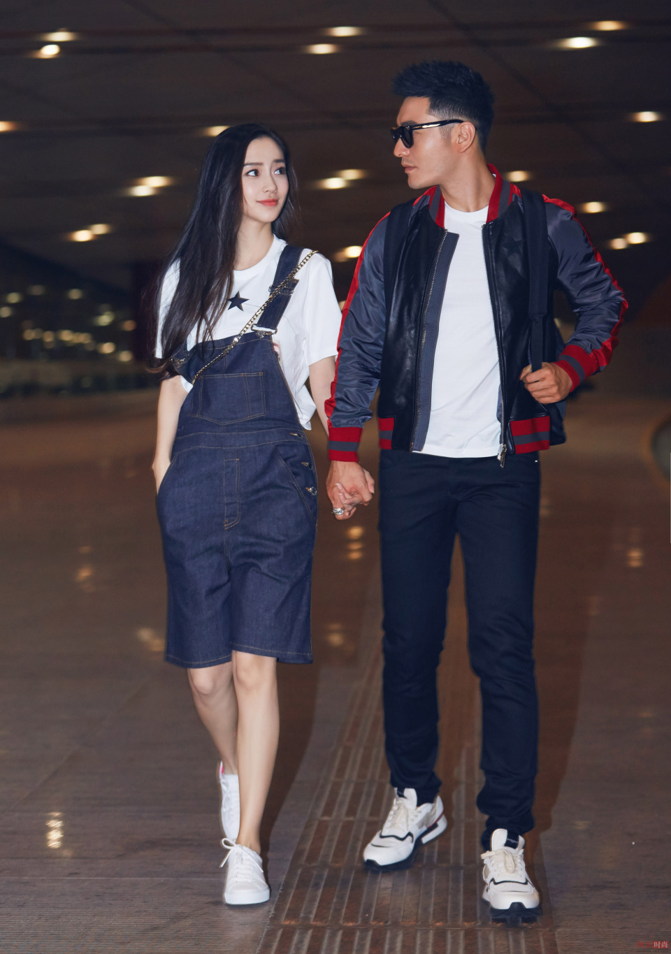 杨颖一家4口游伦敦,画面温馨和谐,小海绵抚养权或易主?