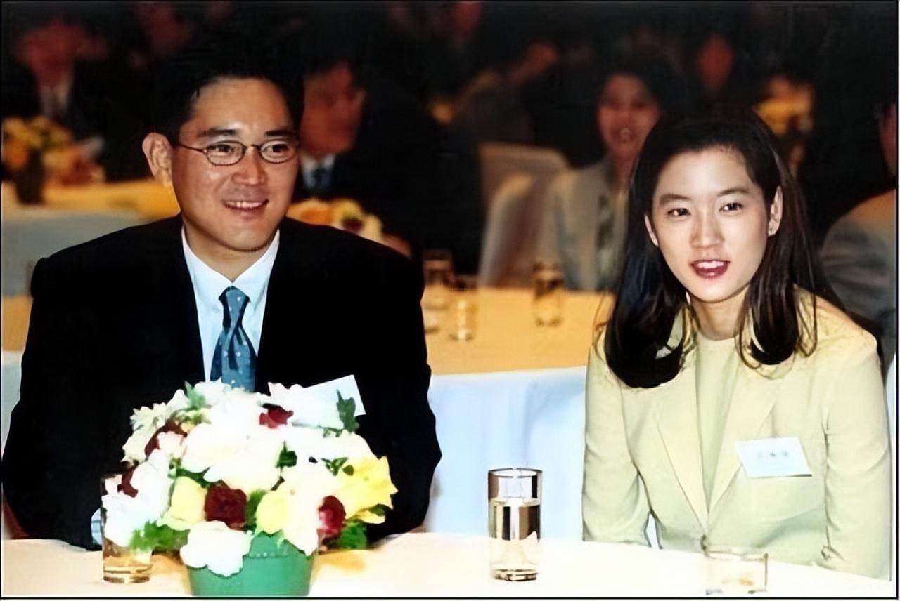 洪罗喜:22岁嫁李健熙,当33年会长夫人,78岁满头黑发依旧优雅