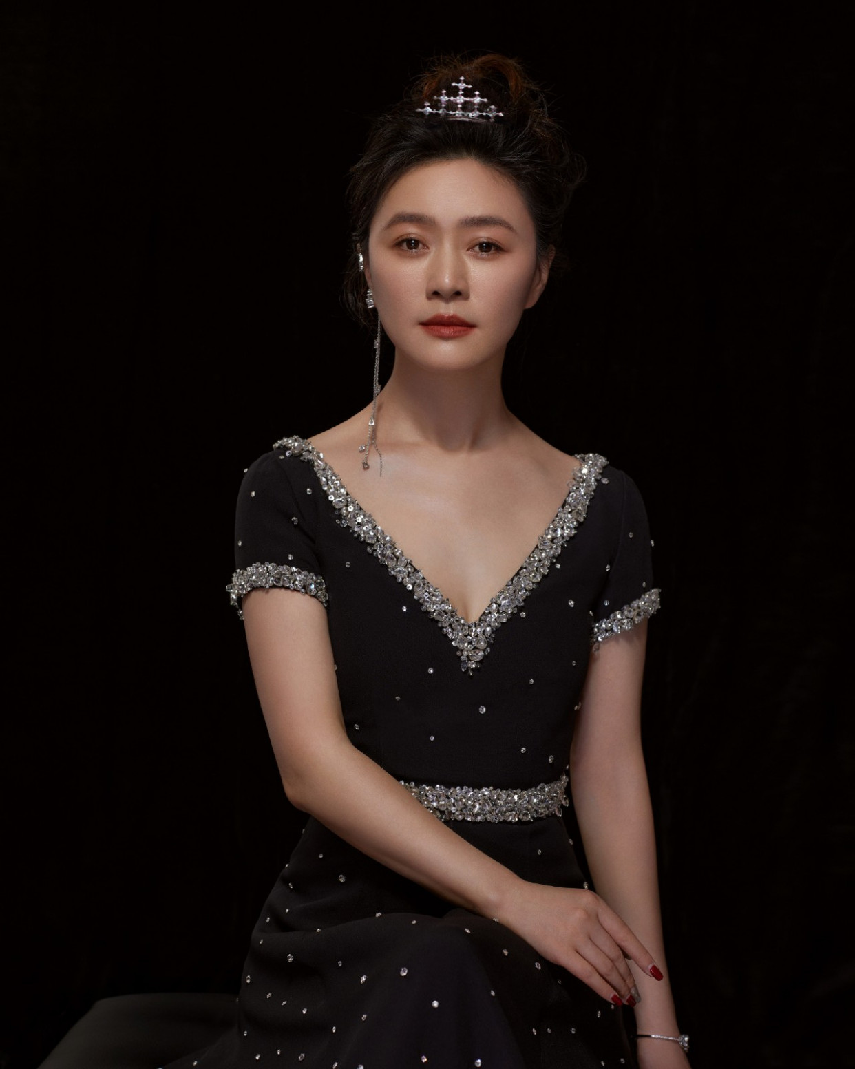 46岁的田海蓉晒出生日造型,知性优雅,露背深v裙穿出高贵感