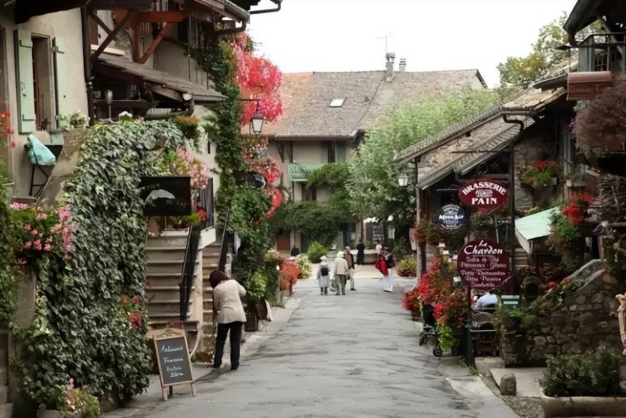 法国的"鲜花小镇",用特殊的标识来划分等级,每一座都风景如画