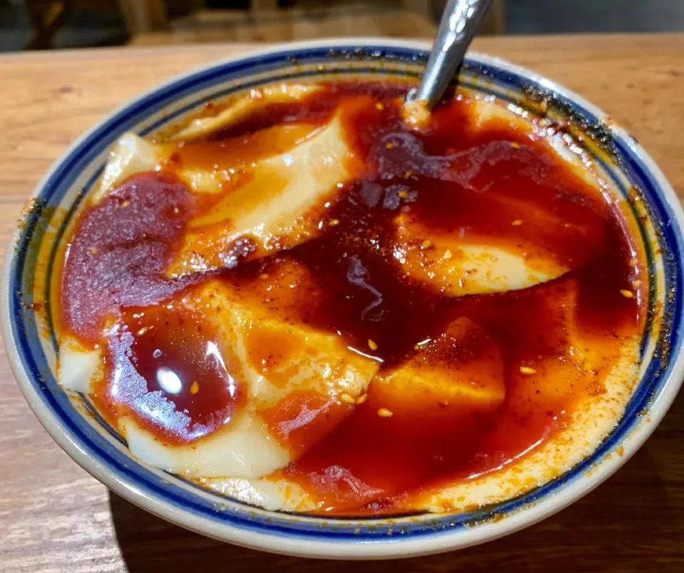 一碗乾县豆腐脑,一块酱辣子夹锅盔,看见了就忍不住想吃!