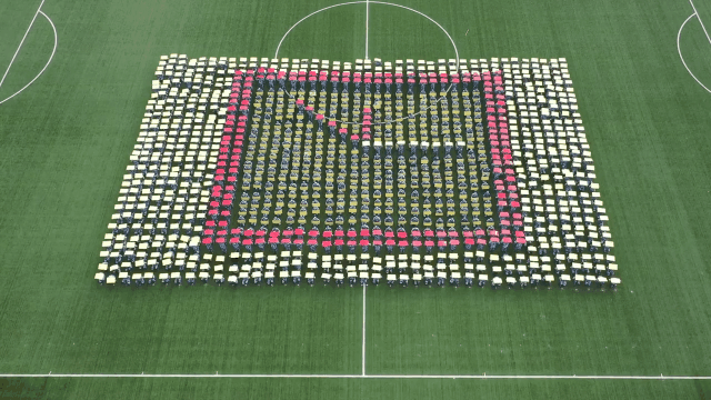 |太燃!武汉大学生整齐划一,致敬抗疫英雄