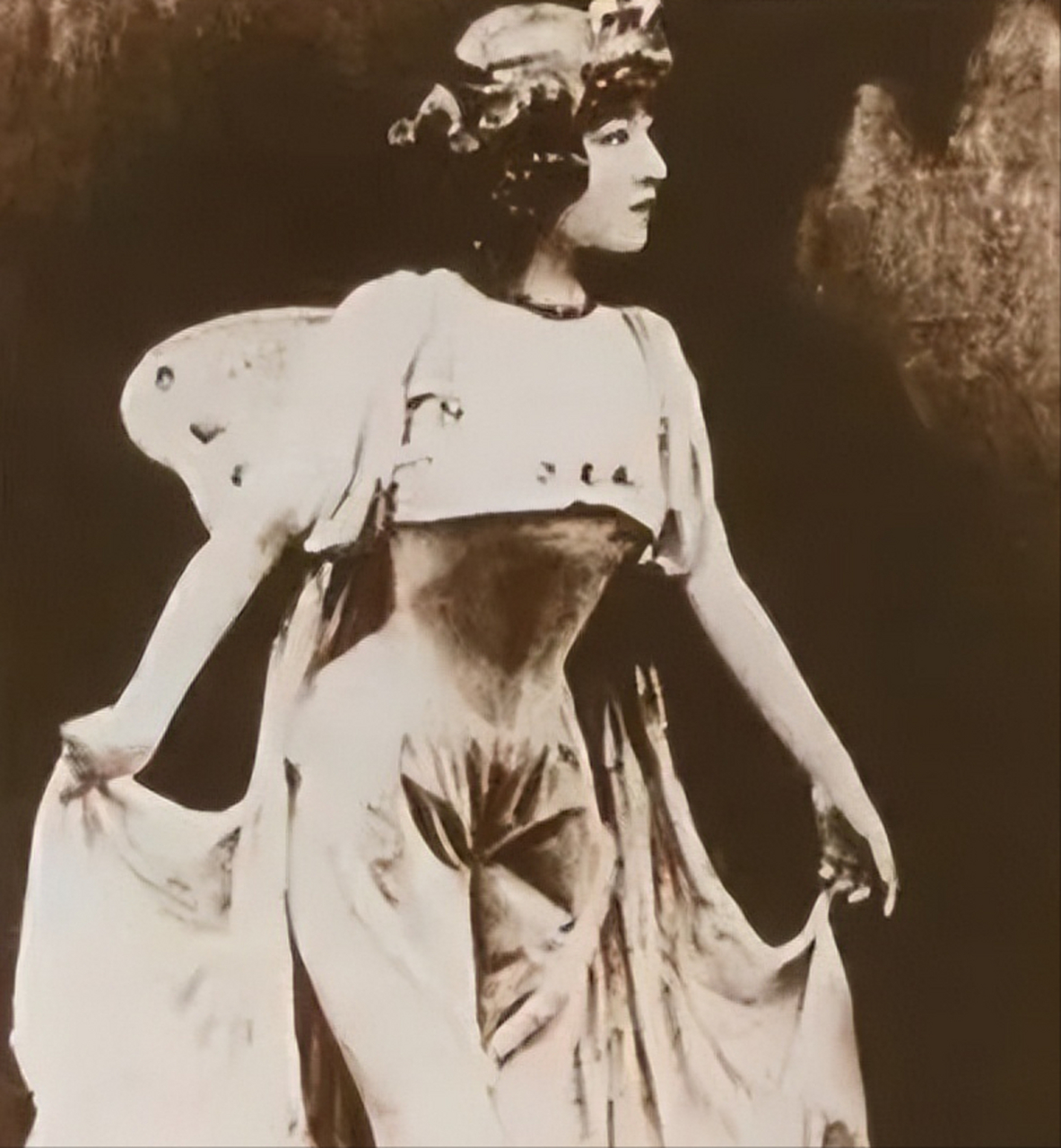 1905年,太监小德张拉住贵族格格裕容龄的手,急呼:"我的好主子,咱们一