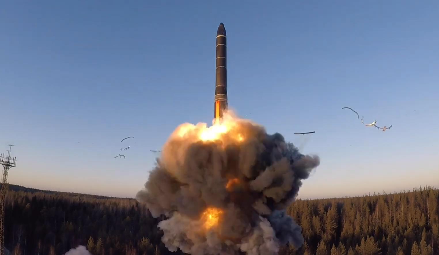 俄罗斯敢不敢动用核武?梅德韦杰夫说出现实,美国还敢正面硬刚吗