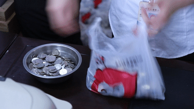 热点|真数钱数到手抽筋！女子竟拉4吨硬币去银行，总额约70万元