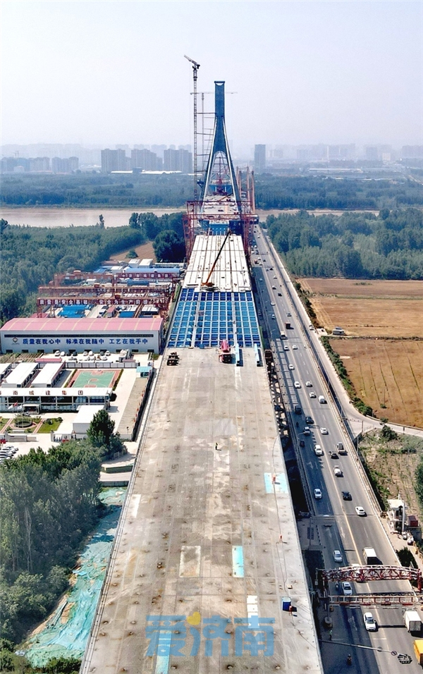 g104京岚线济南黄河公路大桥扩建项目黄河北岸段部分开始桥面施工