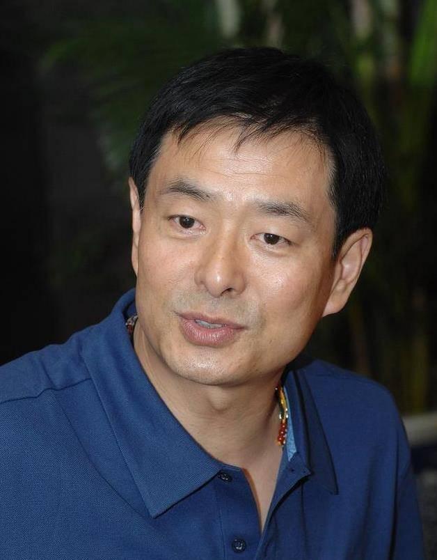 演员濮存昕:家人相继离世,还要照顾老母亲,如今70岁不敢老去