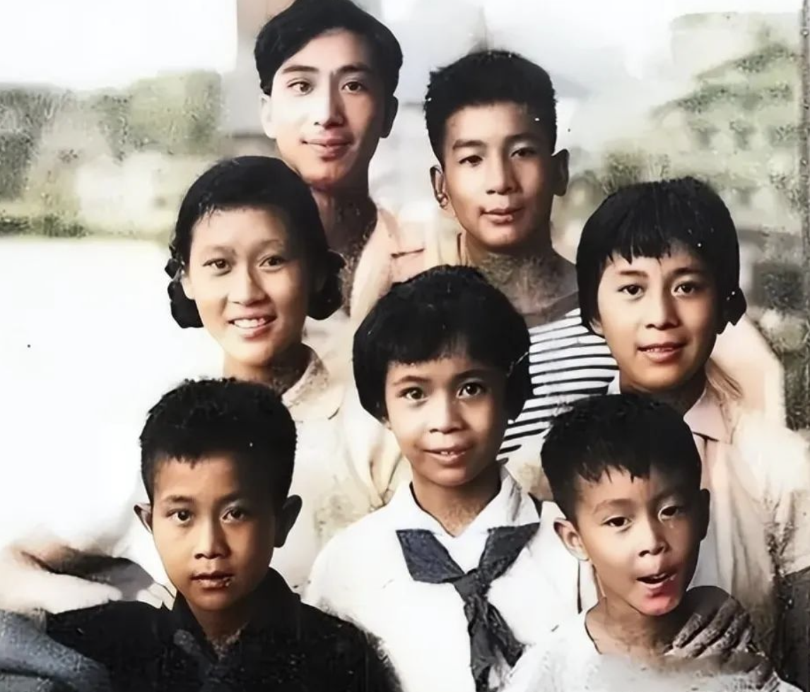 六小龄童原名叫章金莱,出生在"猴王世家",父亲章宗义,艺名"六龄童",被