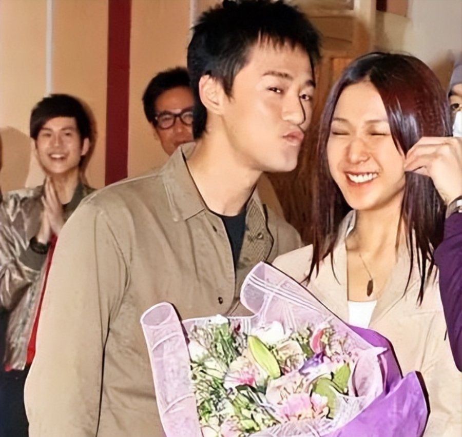 "tvb当家花旦"钟嘉欣:与林峰热吻,38岁怀三胎幸福如孩童