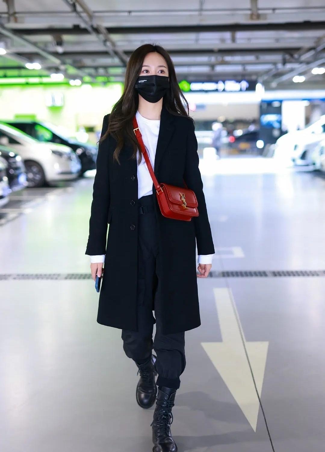 沈梦辰衣品直线提升,穿黑色西服内搭白色衬衫高级大气,超好看