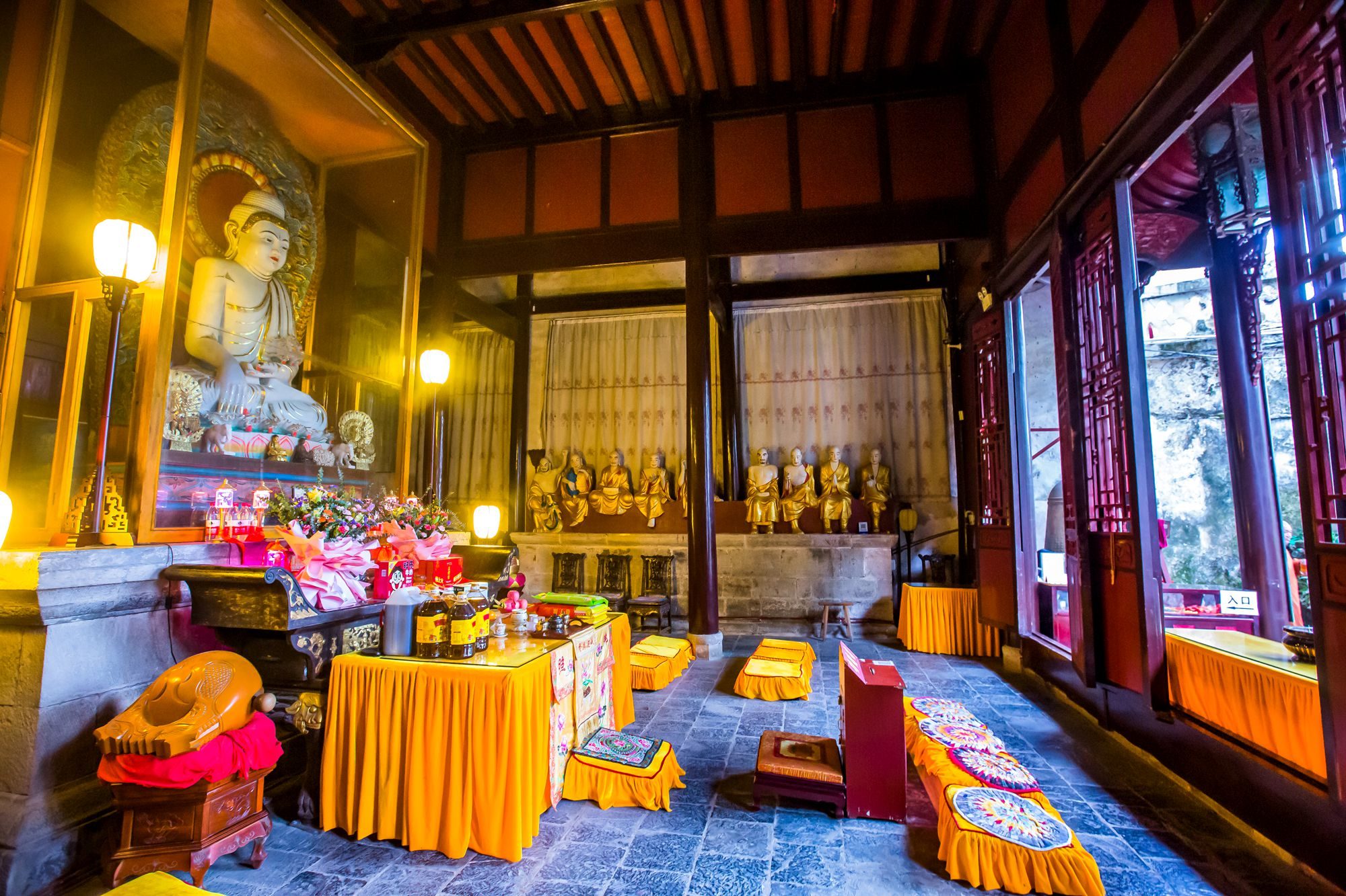 贵州镇远有一处青龙洞,历史悠久,是俯瞰古镇全景的绝佳地点