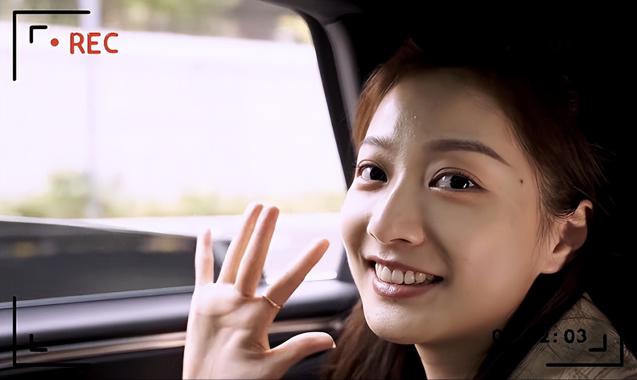 复旦研一美女学姐冯琳,受邀拍摄杂志封面,在大学课堂上全英讲解