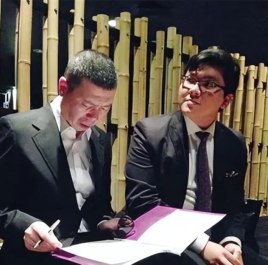 唐英涵是唐国强藏了26年的儿子,穿着西装却难掩路人气质