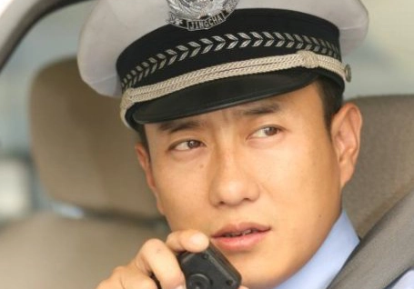 回顾交警谭乔:离婚两次,三婚娶小21岁妻子,抑郁3年,如今怎样了