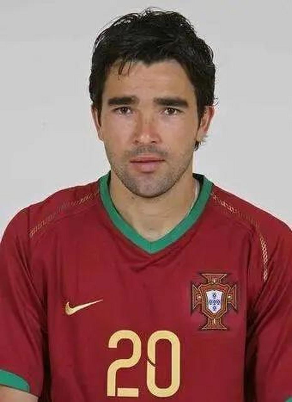 德科  祖籍巴西,拥有巴西和葡萄牙双重国籍,由于巴西在当时国家队人才