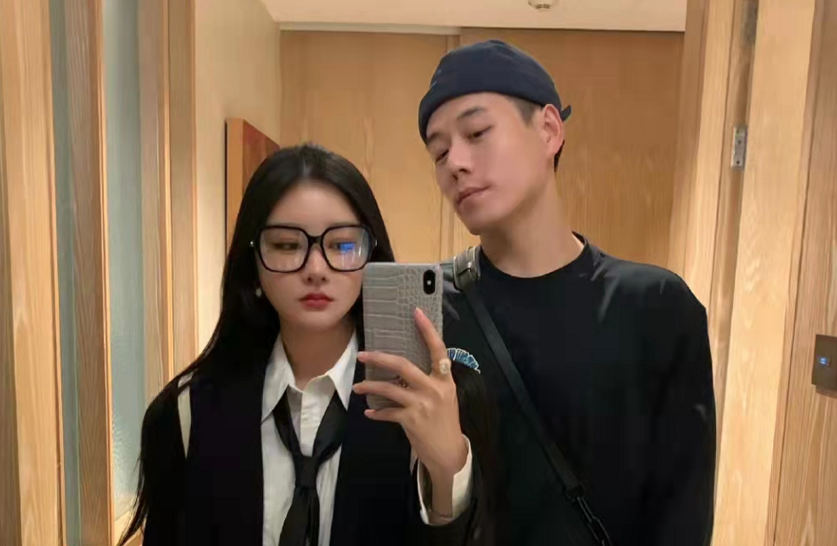 女星滕雨佳自曝得病,躺在病床上做肾穿刺抽血,老公李晨不离不弃