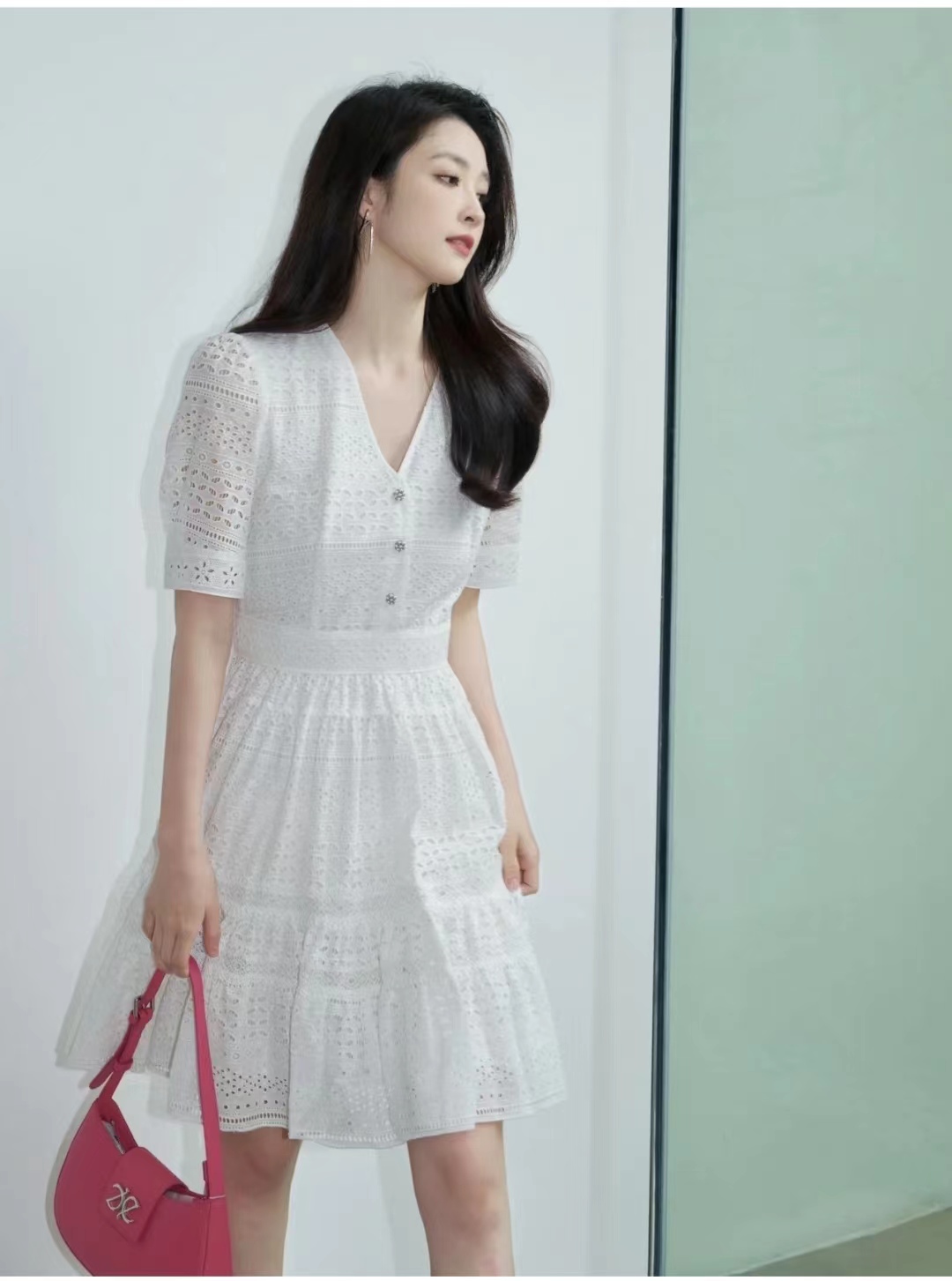 女人穿白色连衣裙怎么搭配上衣和鞋子好看