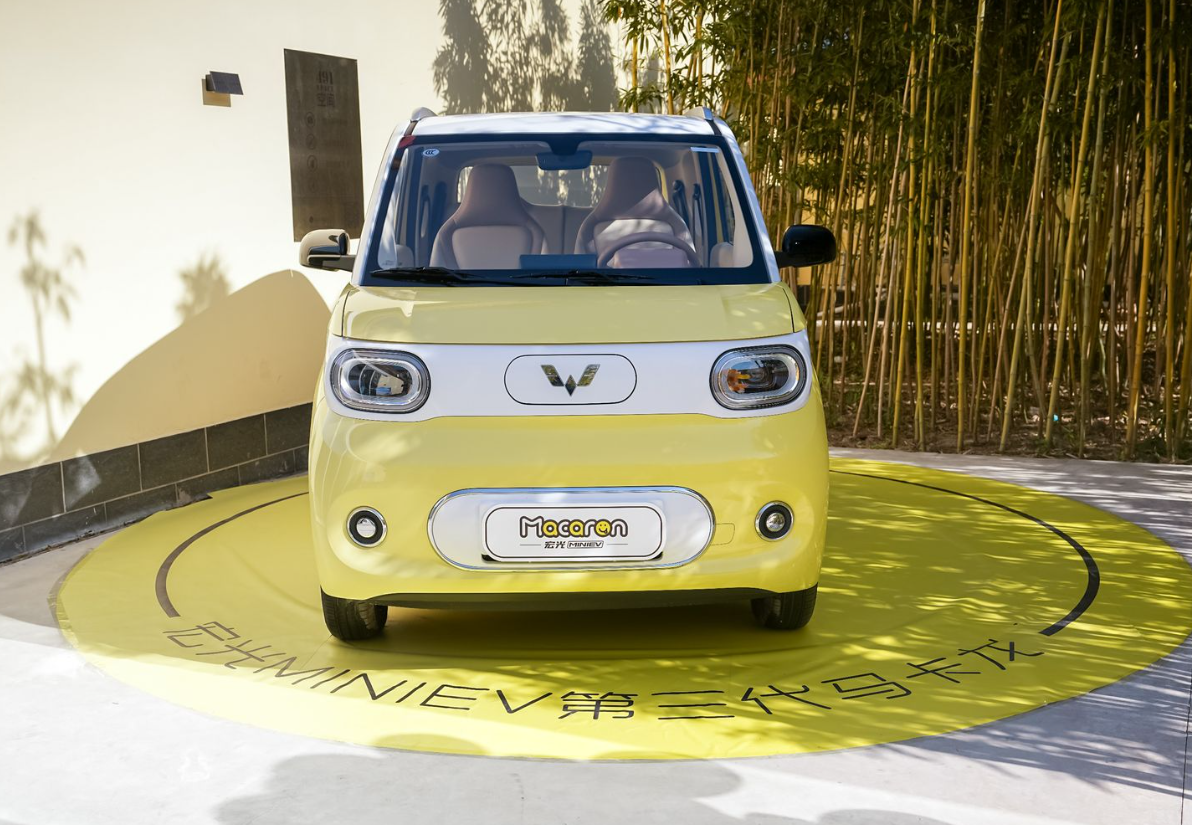 新款宏光miniev,可续航215km,好看又实用,长安lumin压力大了