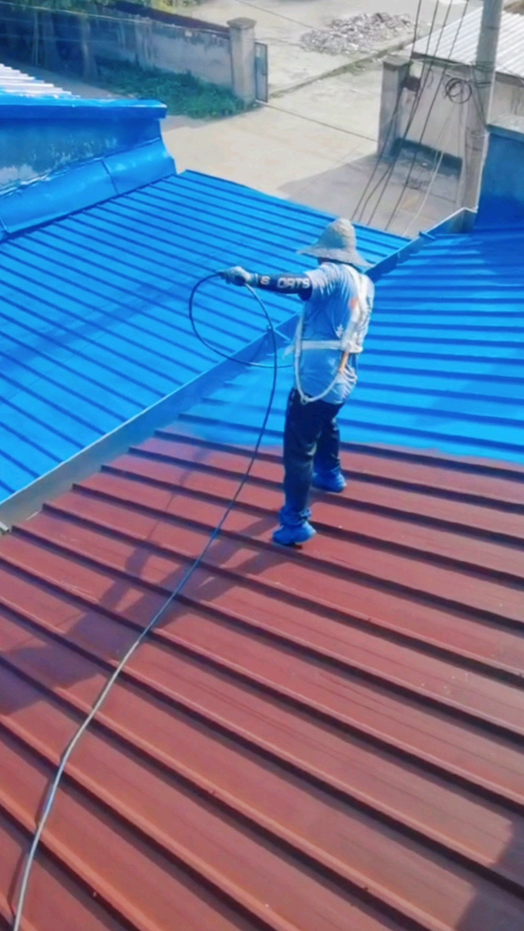 厂房仓库彩钢瓦屋面翻新 屋顶第一遍喷漆