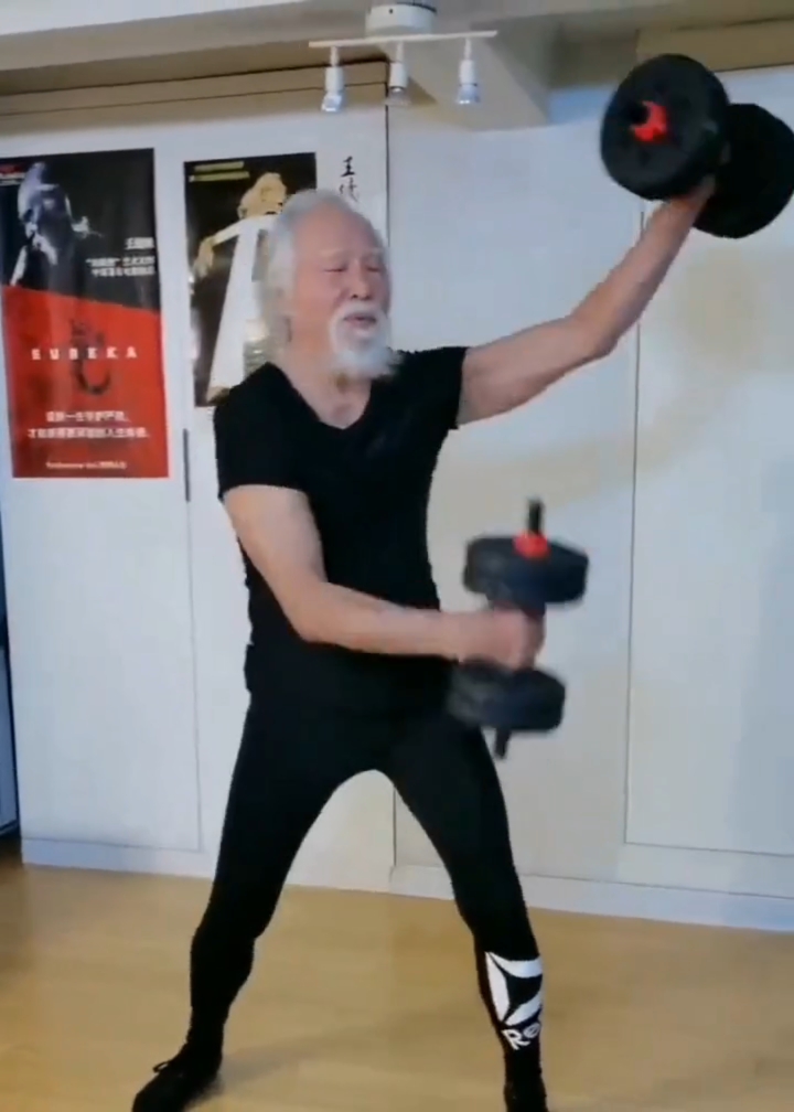 88岁高龄艺术家王德顺老爷子在家锻炼身体太厉害了