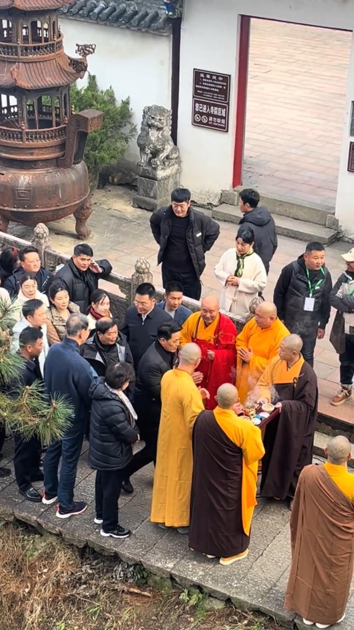 78岁企业家曹德旺现身寺庙拜佛上香,也是太不容易了!