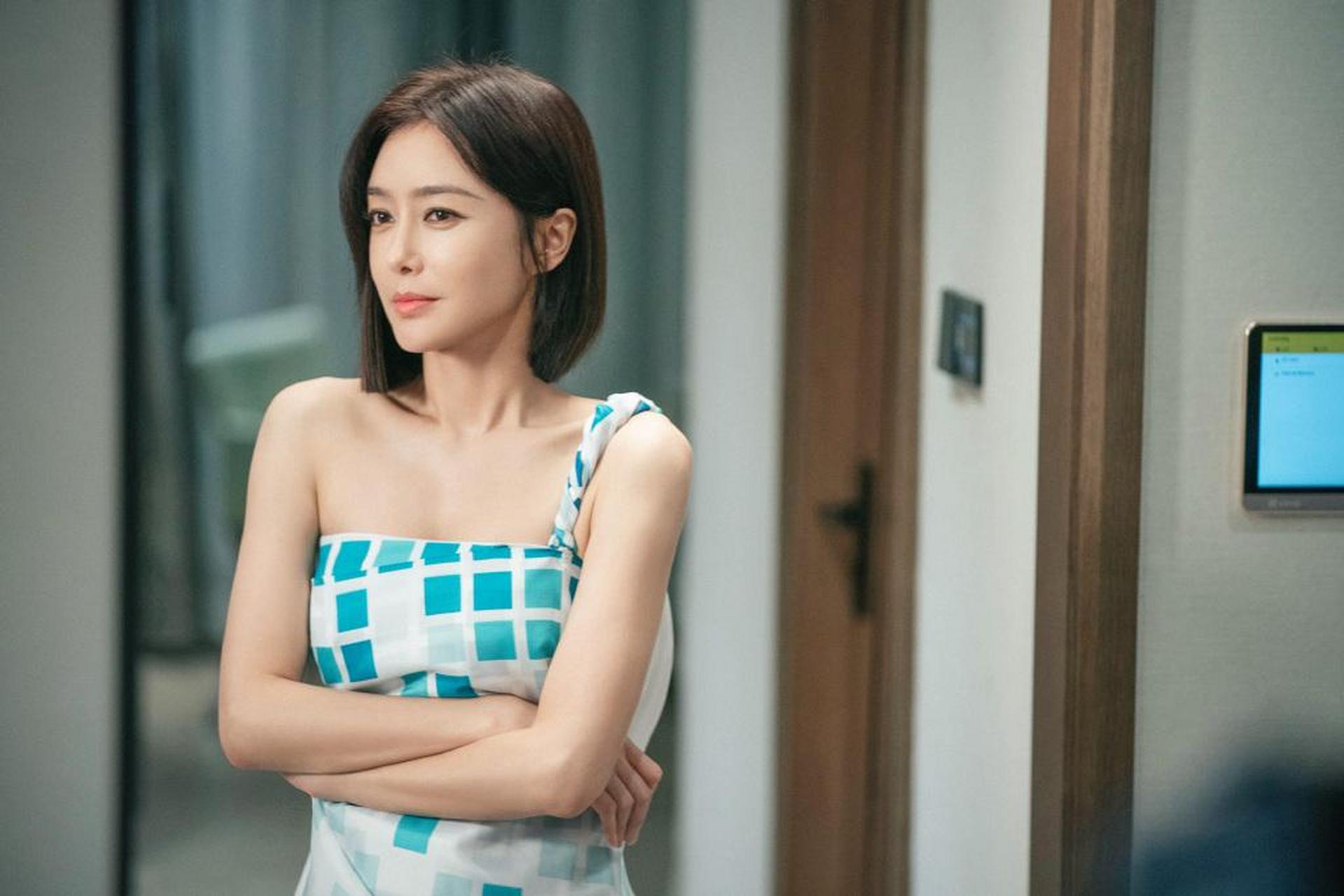 近日,秦岚凭借自己的新剧《闪耀的她》,再次成为了观众热议的对象,年