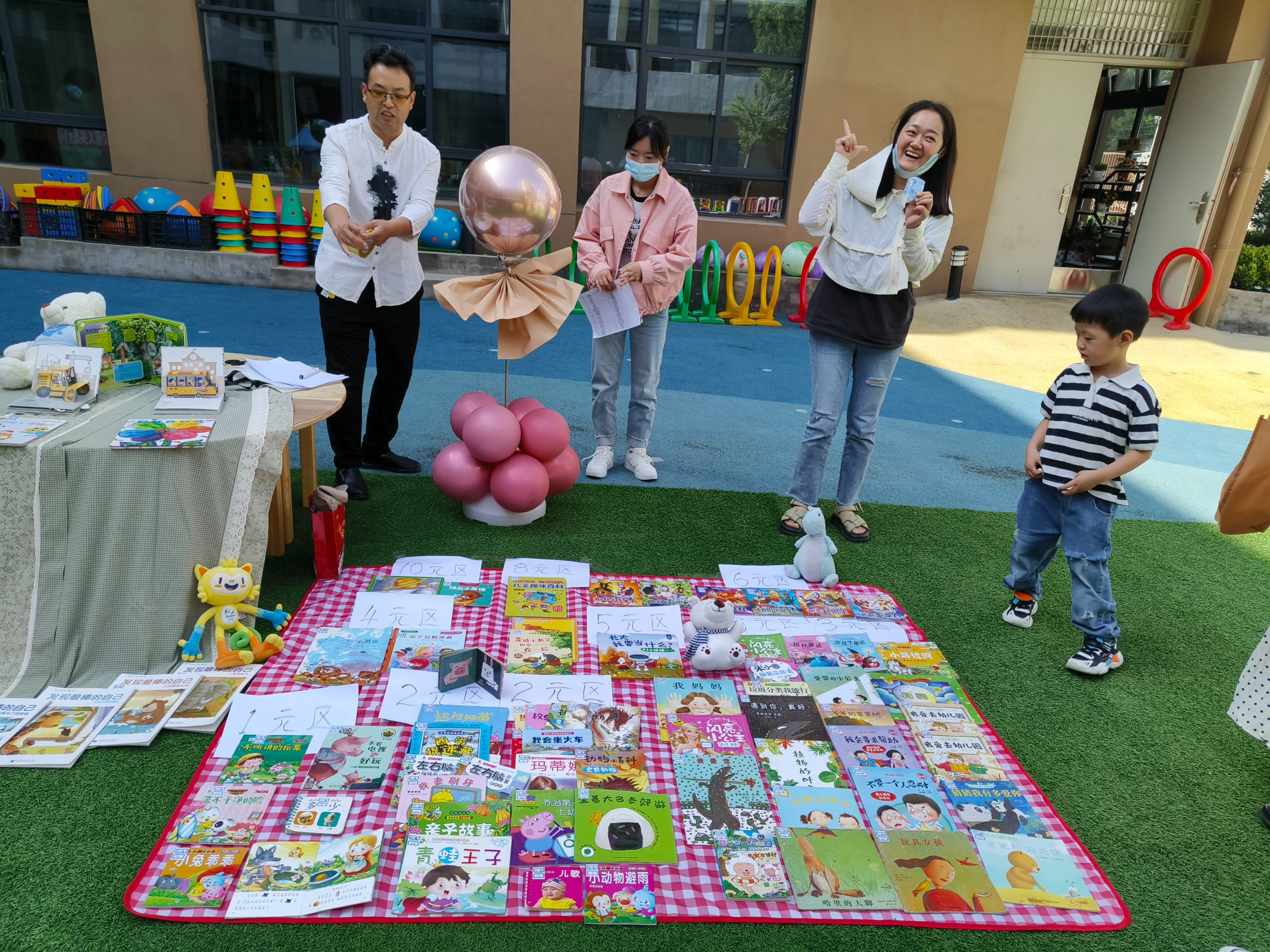 巩义市新华路街道桐和社区"六一儿童节"跳蚤市场热闹开市