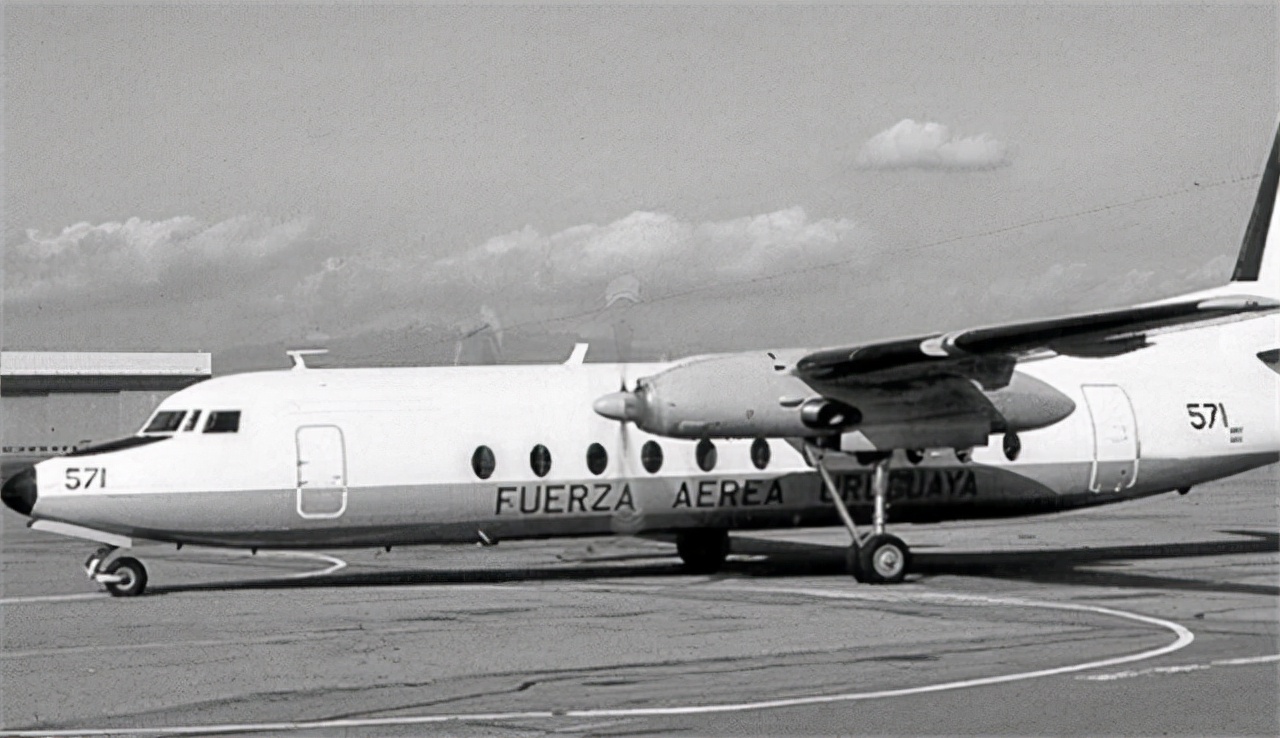 安第斯空难惨状:45人坠机雪山仅存13人,靠残食同伴尸体生撑72天