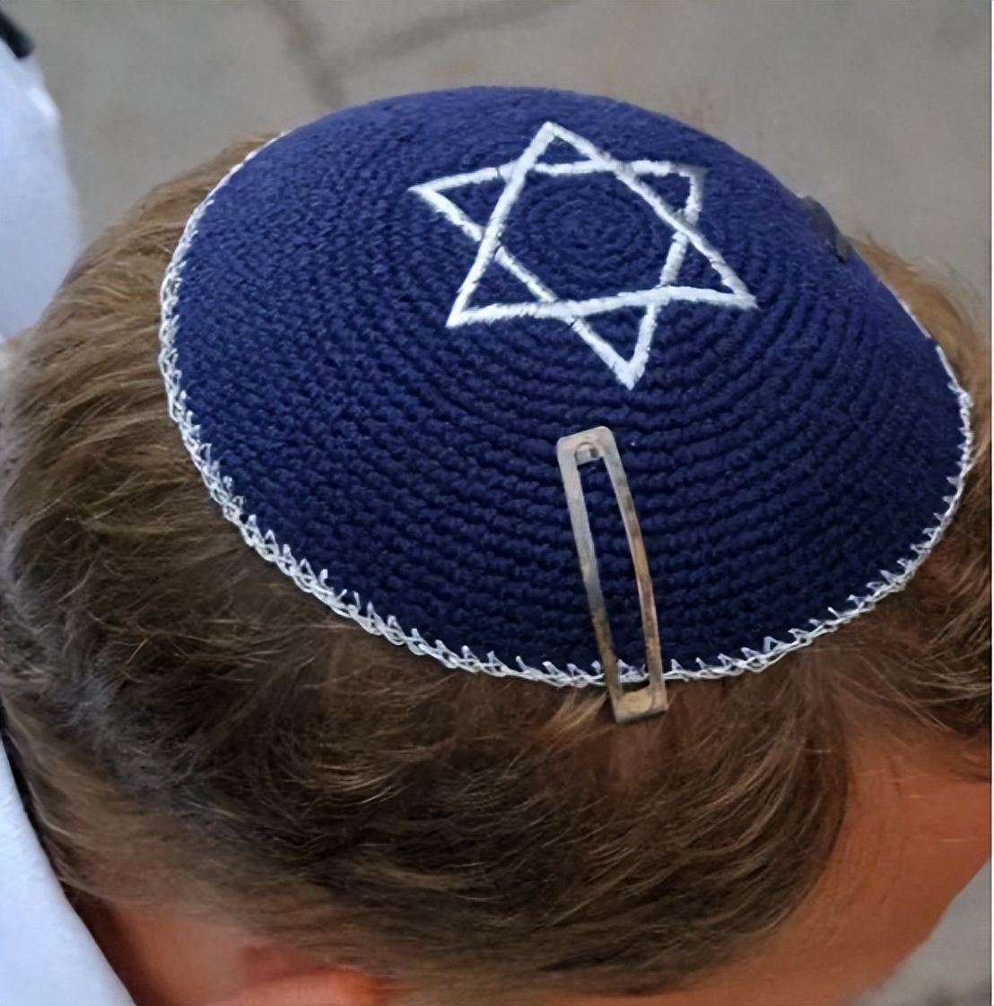 犹太男子头上为何要戴个小圆帽,帽子那么小还不会掉?