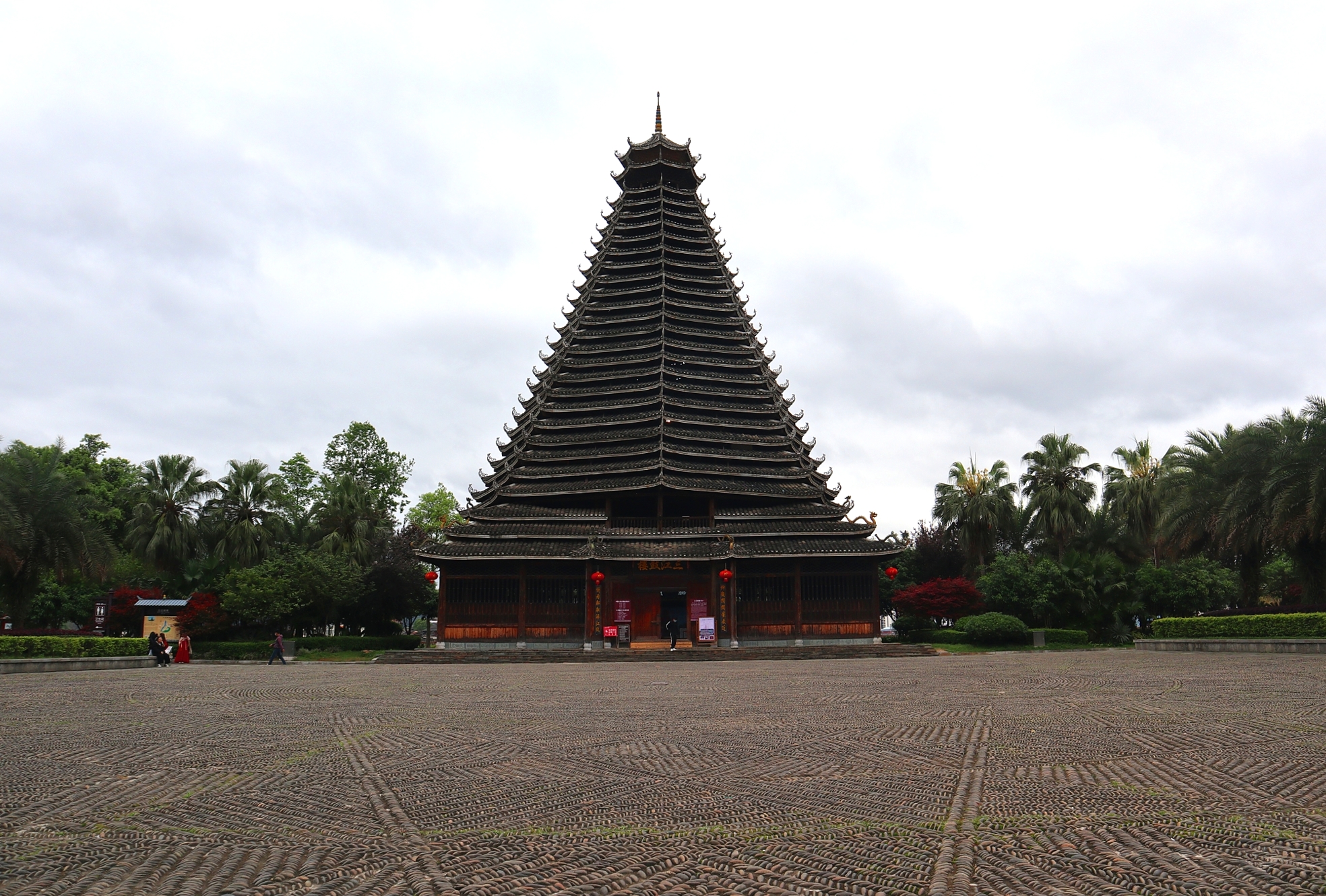 认识柳州百里侗乡三江县,就从月亮街开始,鼓楼,风雨桥一个不少