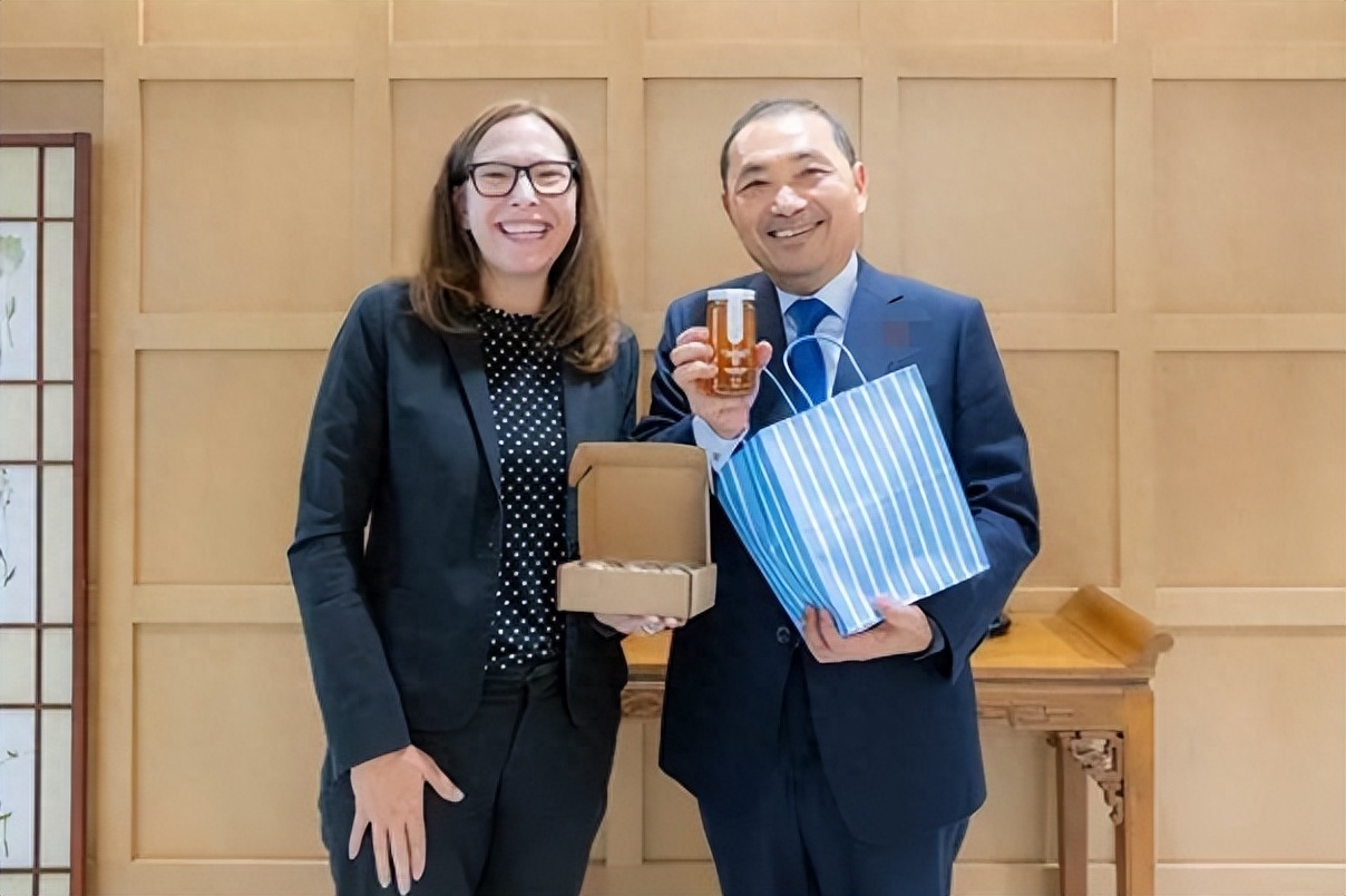 侯友宜一场演讲,岛内吵翻了天,蓝绿互斥对方是"文盲"