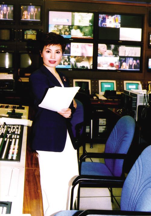 央视李瑞英:工作28年0失误,儿子坠楼仍笑着播新闻,退休后引众怒