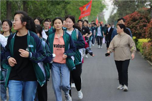 泰安英雄山中学怎么样?1400余名学生励志远足(图4)