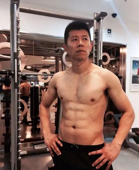 "三料影帝 "夏雨晒腹肌照,粗壮的胳膊很敦实,越来越有男人味