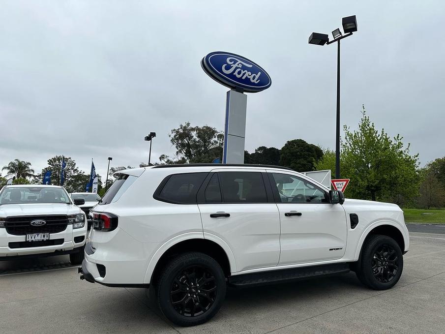 全新福特撼路者海外街拍 比老款更香 车长4914mm