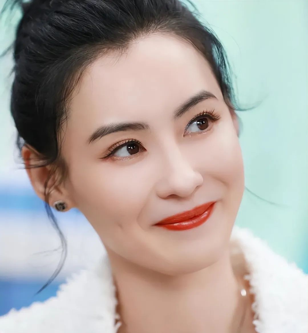 张柏芝素颜坐飞机,这张脸从来没输过!清纯得仿佛不食人间烟火