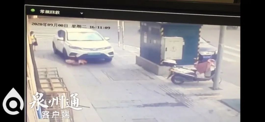 |泉州10岁女孩蹲地整理书包，小车从身上碾过！警方连夜通报