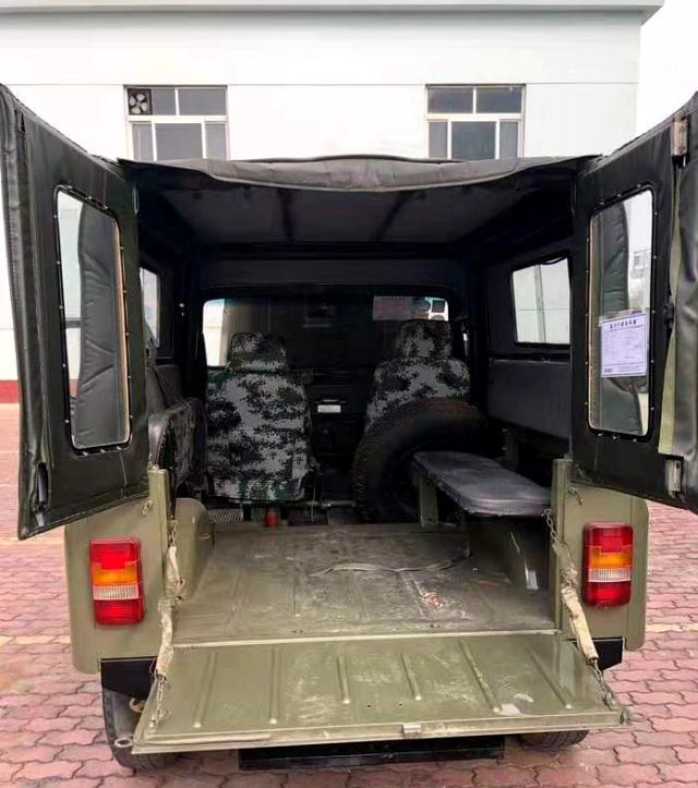 北汽bj2020三门运兵车,车厢宽大,能躺下两个胖子,家用一辆就够