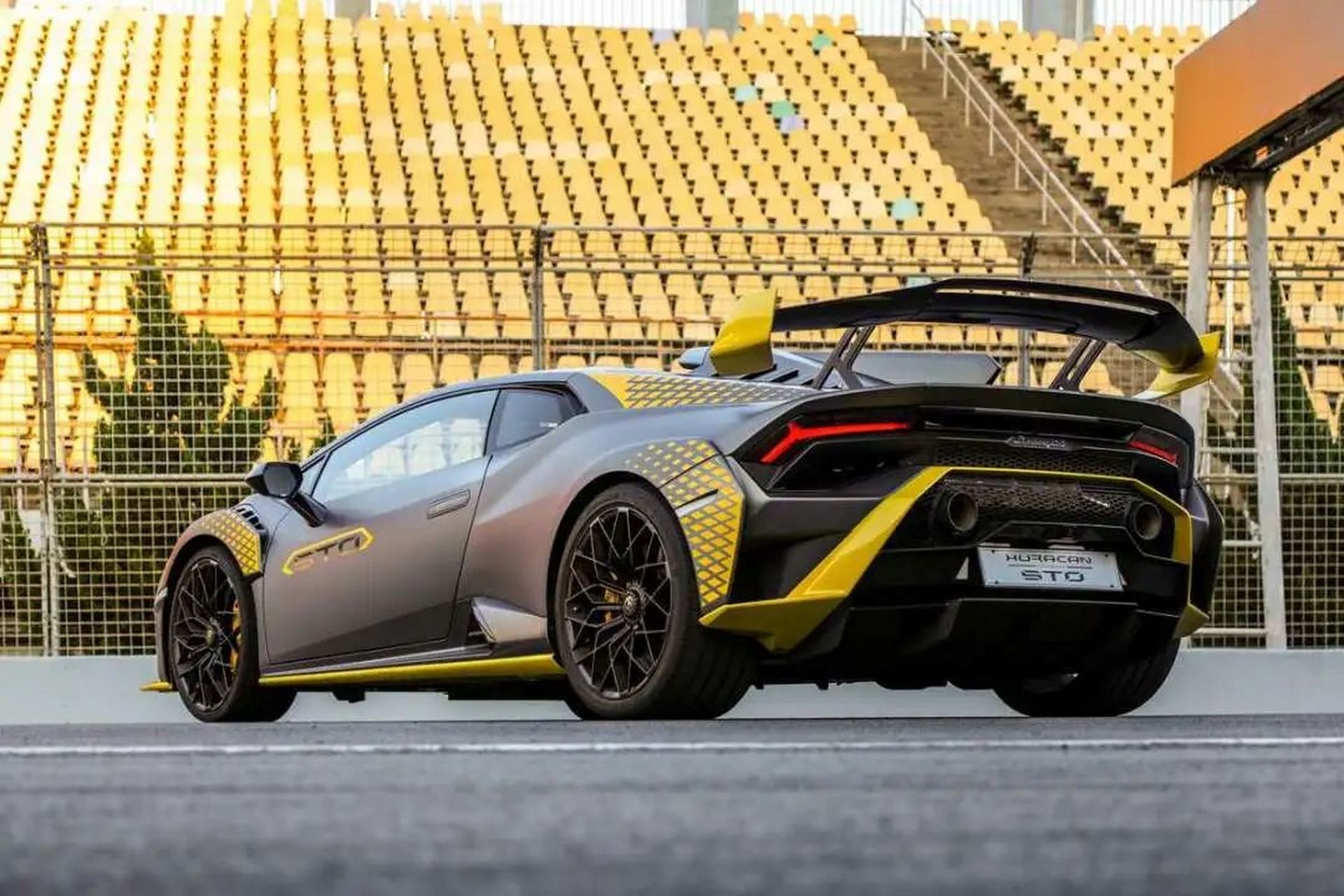 兰博基尼huracan sto  全新兰博基尼huracán sto是款道路合规超级跑