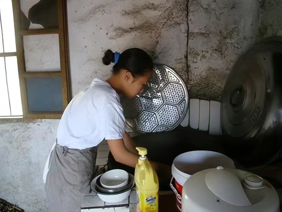 袖珍姑娘梁小小:出生时重2.1千克,身长33厘米,3岁时已停止生长