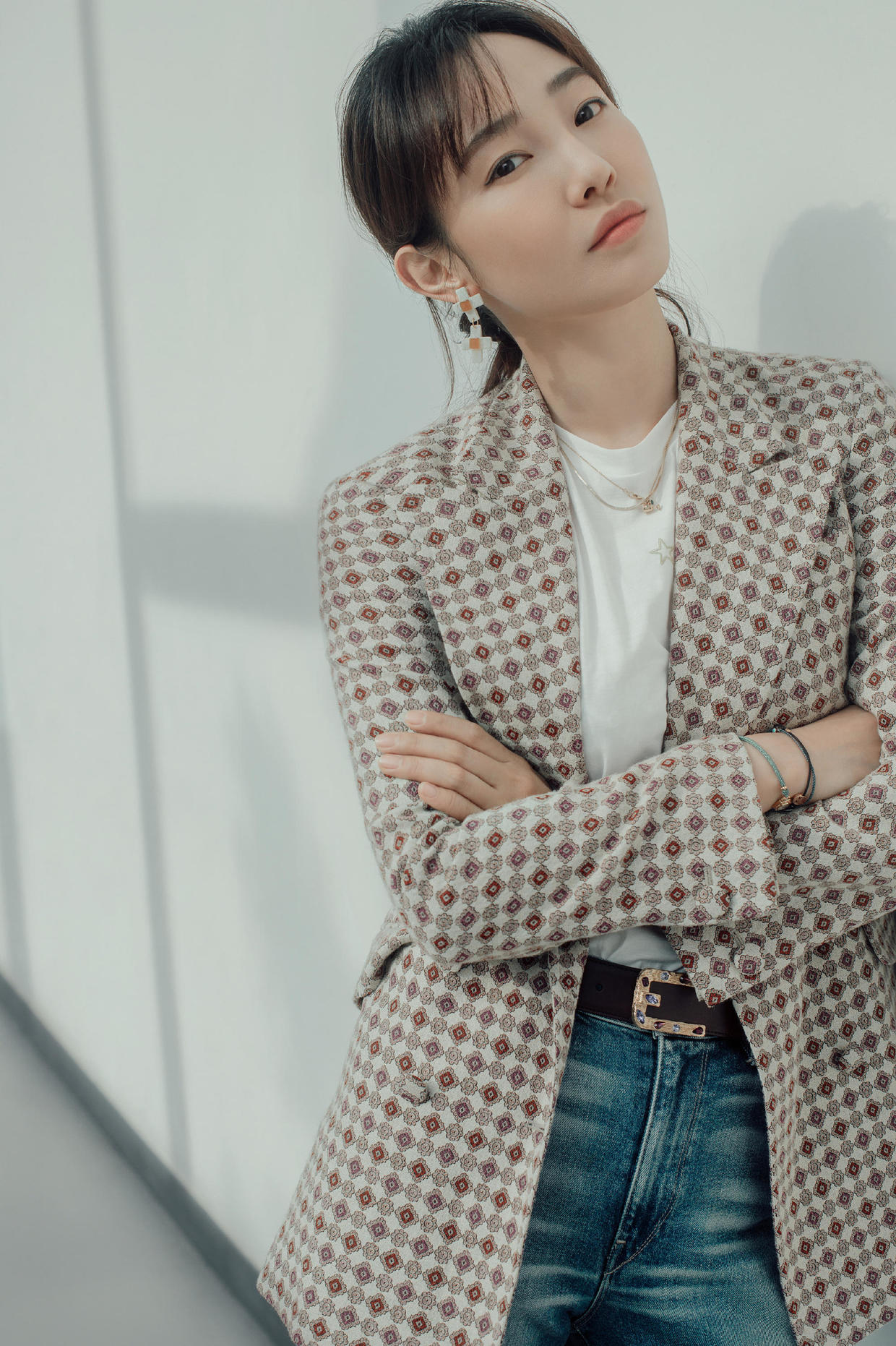 白百何机场造型真洋气,卫衣搭配黑色紧身裤休闲又随性,很是潇洒