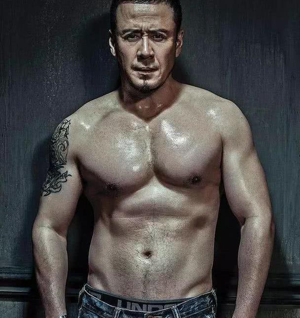 48岁的杨坤晒出健身照,腹肌清晰可见,摆脱油腻,彰显男性魅力